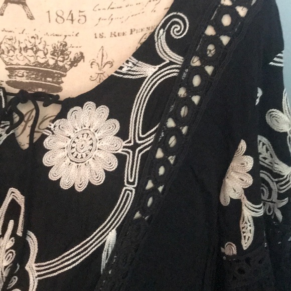 🆕 Velzera Boho Floral Embroidered & Crochet Tunic - Picture 4 of 7